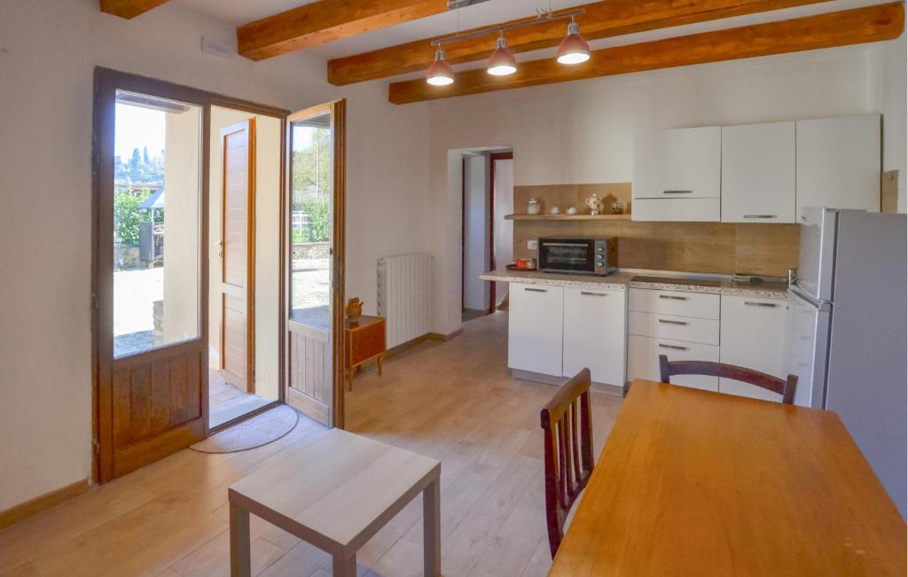 A kitchen or kitchenette at Awesome Home In Città Di Castello