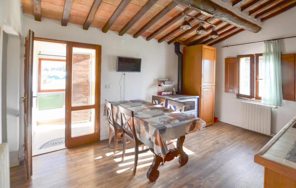 A television and/or entertainment centre at Awesome Home In Città Di Castello