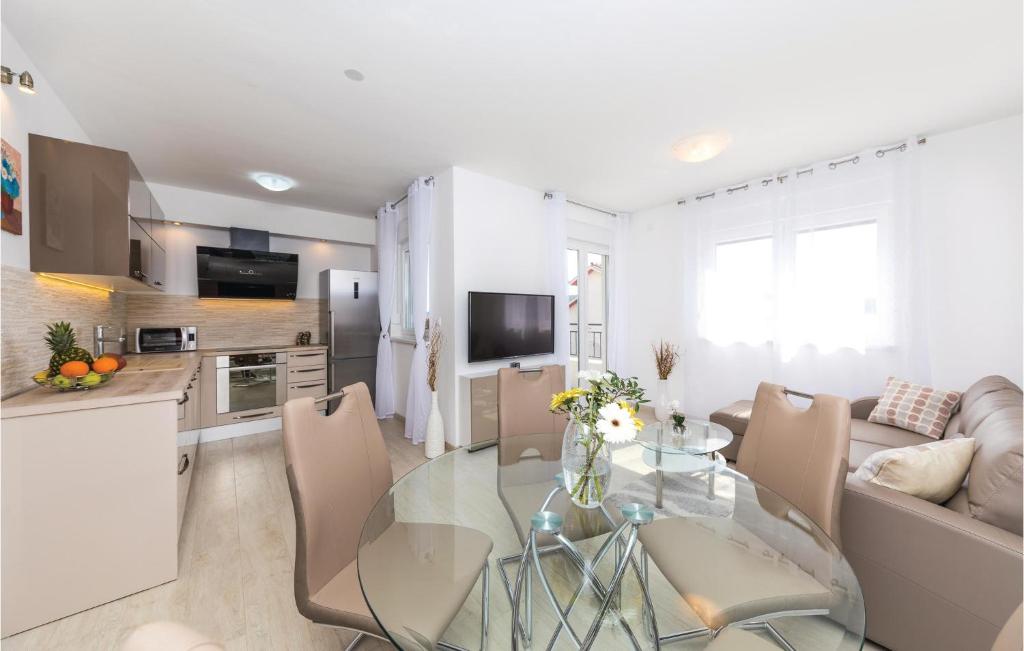 Kuchyň nebo kuchyňský kout v ubytování Two-Bedroom Apartment In Trogir