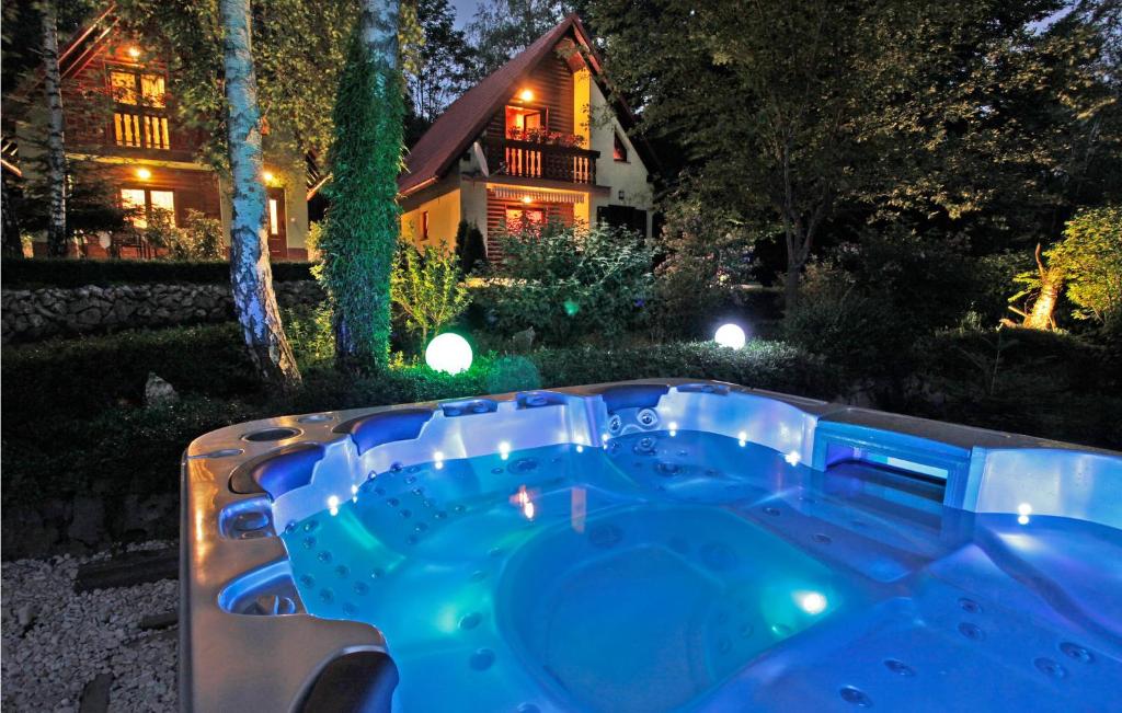 Πισίνα στο ή κοντά στο Beautiful Home In Breze With Jacuzzi