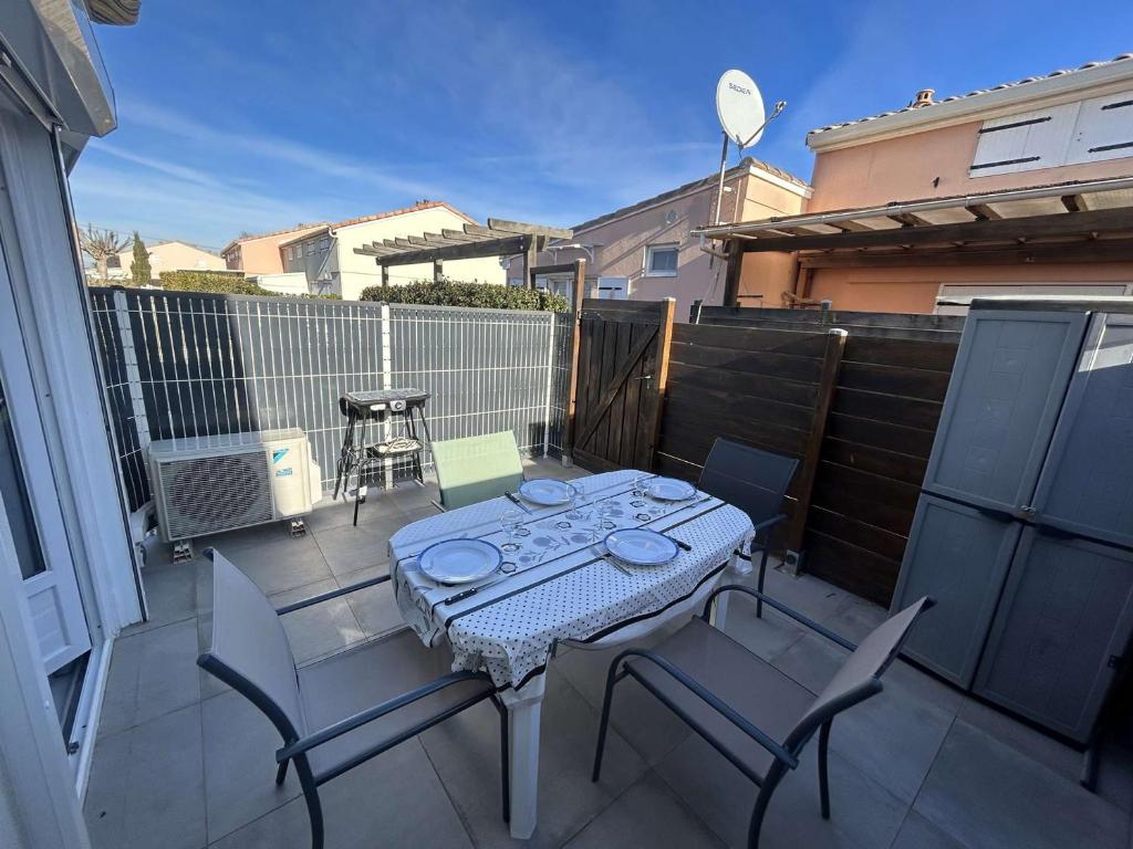 Balkón alebo terasa v ubytovaní Maison rénovée avec piscine, parking privé et proche plage à Marseillan - FR-1-387-185