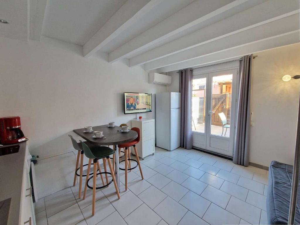 Televízia a/alebo spoločenská miestnosť v ubytovaní Maison rénovée avec piscine, parking privé et proche plage à Marseillan - FR-1-387-185