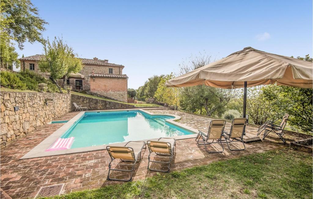 a swimming pool with chairs and an umbrella at Casa Politi in San Giustino Valdarno