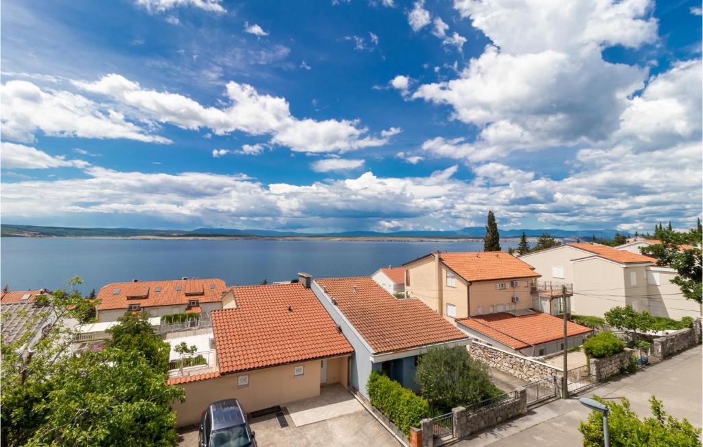 2 Bedroom Nice Apartment In Dramalj
