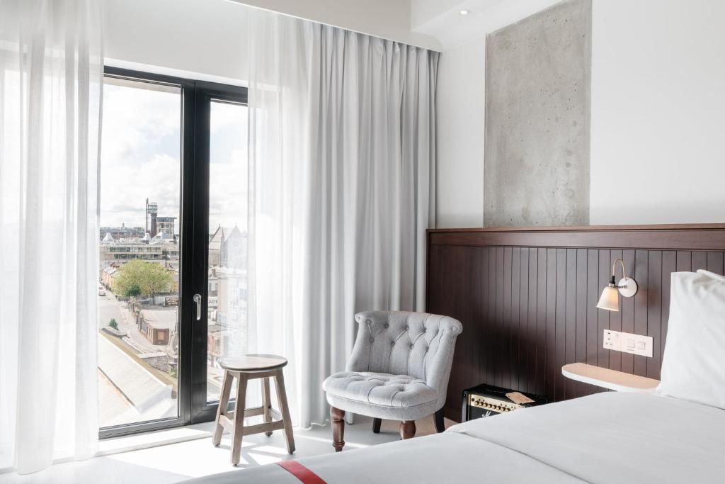 Rúm í herbergi á Ruby Molly Hotel Dublin
