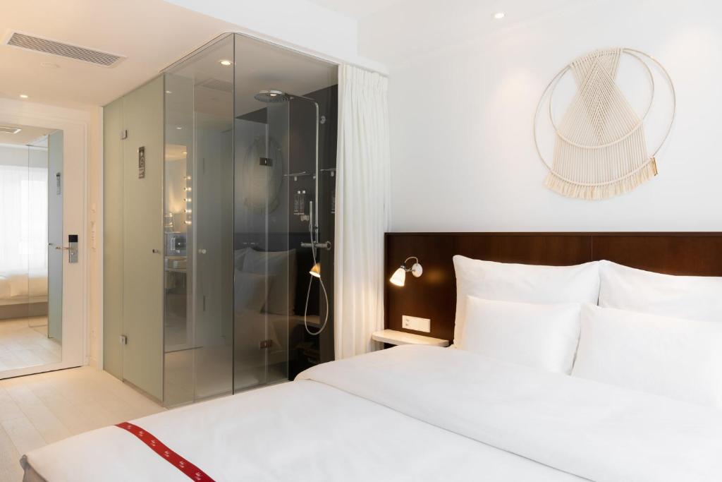 Uma cama ou camas num quarto em Ruby Claire Hotel Geneva