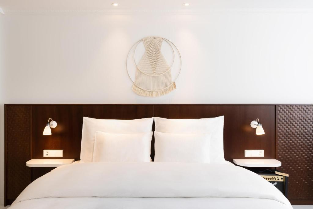 Uma cama ou camas num quarto em Ruby Claire Hotel Geneva