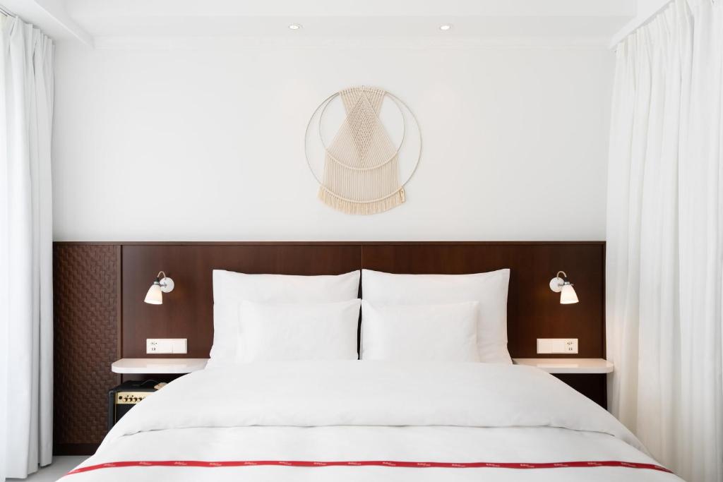 Uma cama ou camas num quarto em Ruby Claire Hotel Geneva
