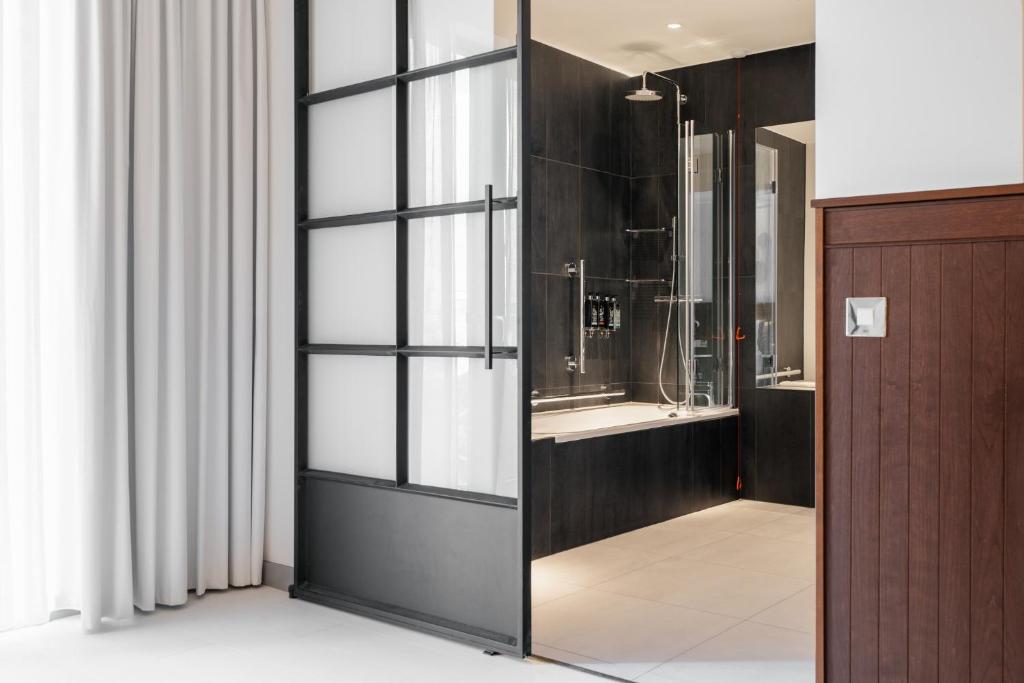 Baðherbergi á Ruby Molly Hotel Dublin