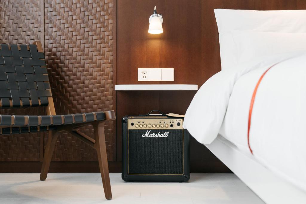 Uma cama ou camas num quarto em Ruby Claire Hotel Geneva