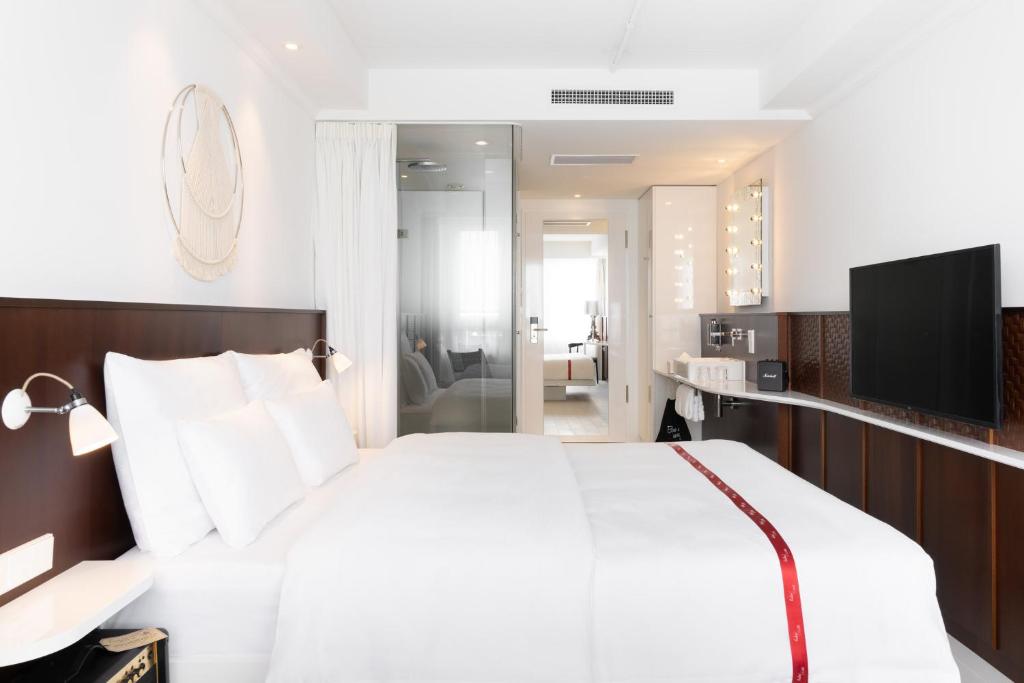 Uma cama ou camas num quarto em Ruby Claire Hotel Geneva