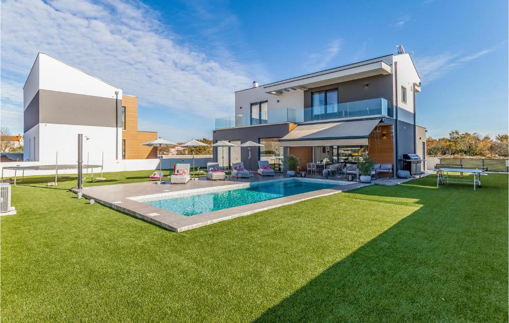 une maison avec une piscine dans la cour dans l'établissement 3 Bedroom Awesome Home In Orbanici, à Orbanići