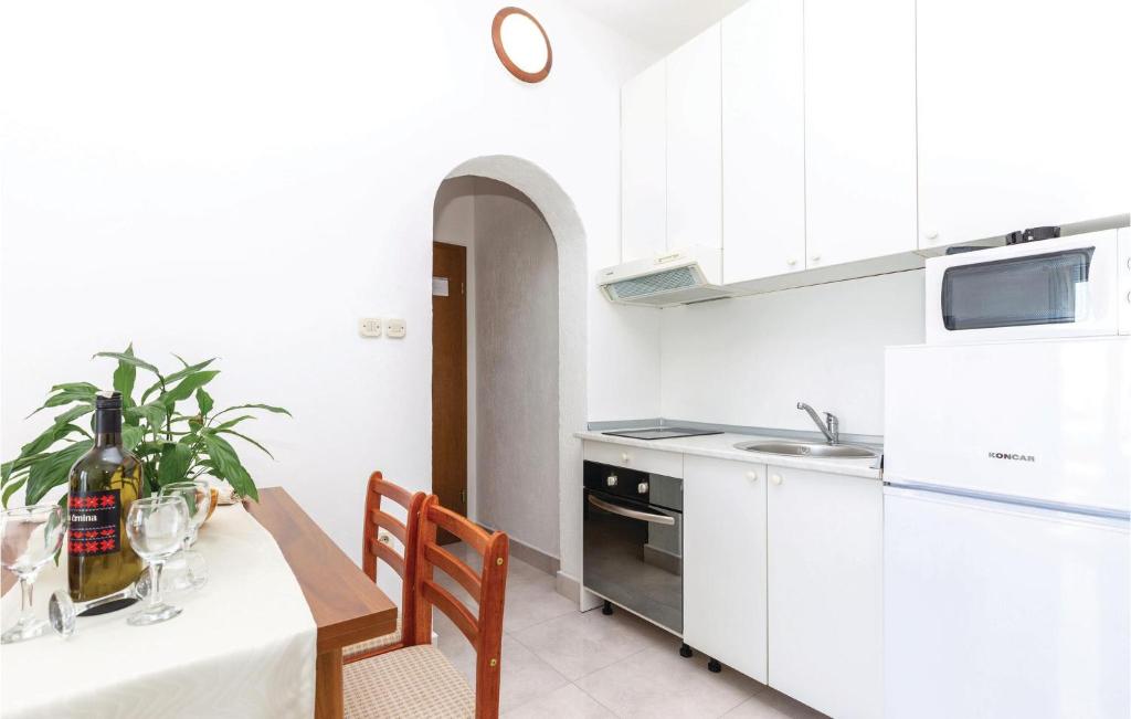 Kuchyň nebo kuchyňský kout v ubytování Cozy Apartment In Crikvenica With Wifi
