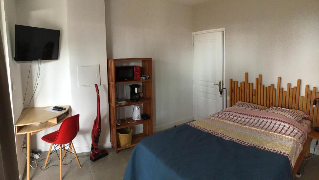 Postel nebo postele na pokoji v ubytování Studio meublé Bois de nèfles Saint Paul