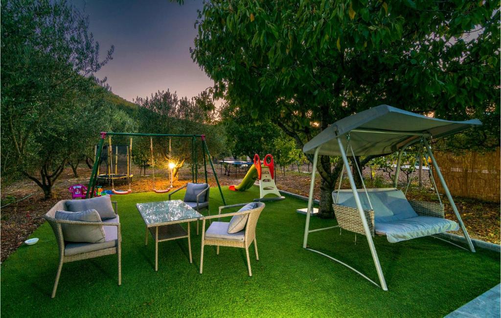 Vonkajšia záhrada v ubytovaní Four-Bedroom Holiday Home Kucice With A Fireplace 09