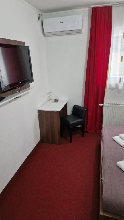 Televiisor ja/või meelelahutuskeskus majutusasutuses Motel Dreams