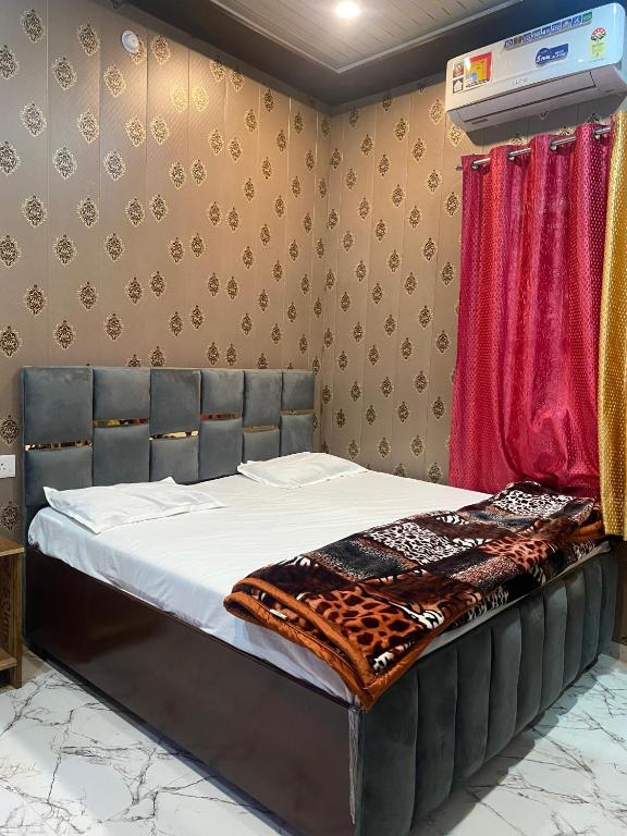 Voodi või voodid majutusasutuse Bajrangbali guest house toas