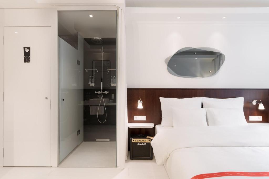 Rúm í herbergi á Ruby Hanna Hotel Stuttgart