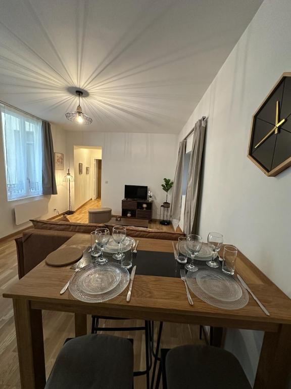 - une table en bois avec des verres à vin dans l'établissement L'escapade du Gros Horloge, à Rouen
