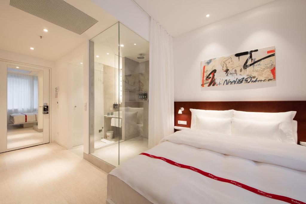 Postel nebo postele na pokoji v ubytování Ruby Marie Hotel Vienna
