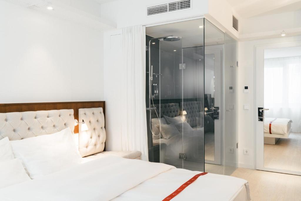 Postel nebo postele na pokoji v ubytování Ruby Lissi Hotel Vienna