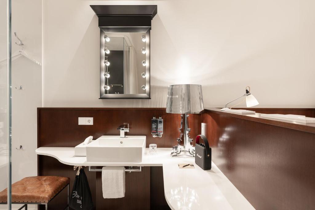 Um banheiro em Ruby Louise Hotel Frankfurt