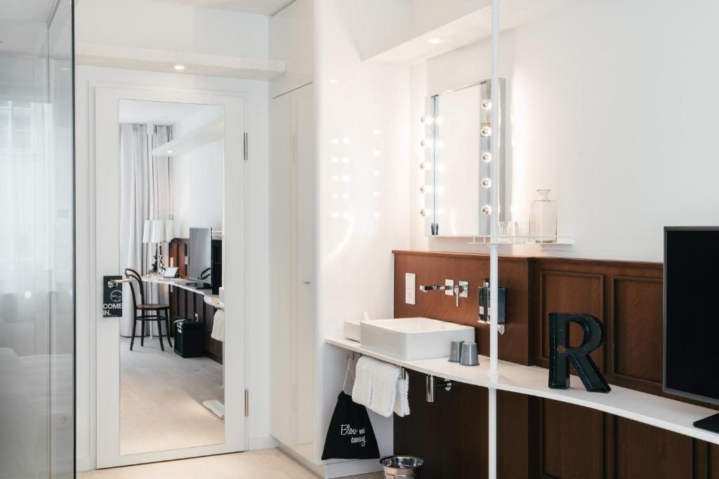TV a/nebo společenská místnost v ubytování Ruby Lissi Hotel Vienna
