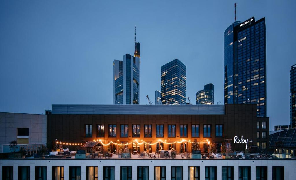 フランクフルト・アム・マインにあるRuby Louise Hotel Frankfurtの夜の市の前の建物