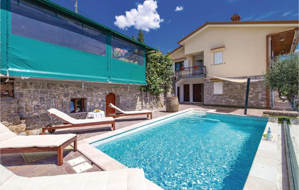 Bazén v ubytovaní Gorgeous Apartment In Matulji With Wifi alebo v jeho blízkosti