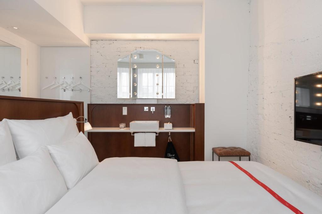 Ruby Mimi Hotel Zurich客房内的一张或多张床位