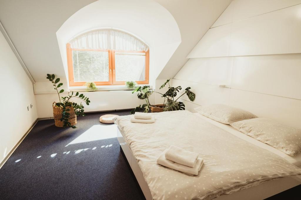 Postel nebo postele na pokoji v ubytování Hotel U Racka