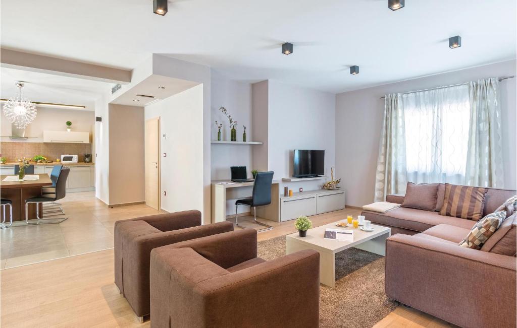 Telewizja i/lub zestaw kina domowego w obiekcie 4 Bedroom Awesome Home In Trosti