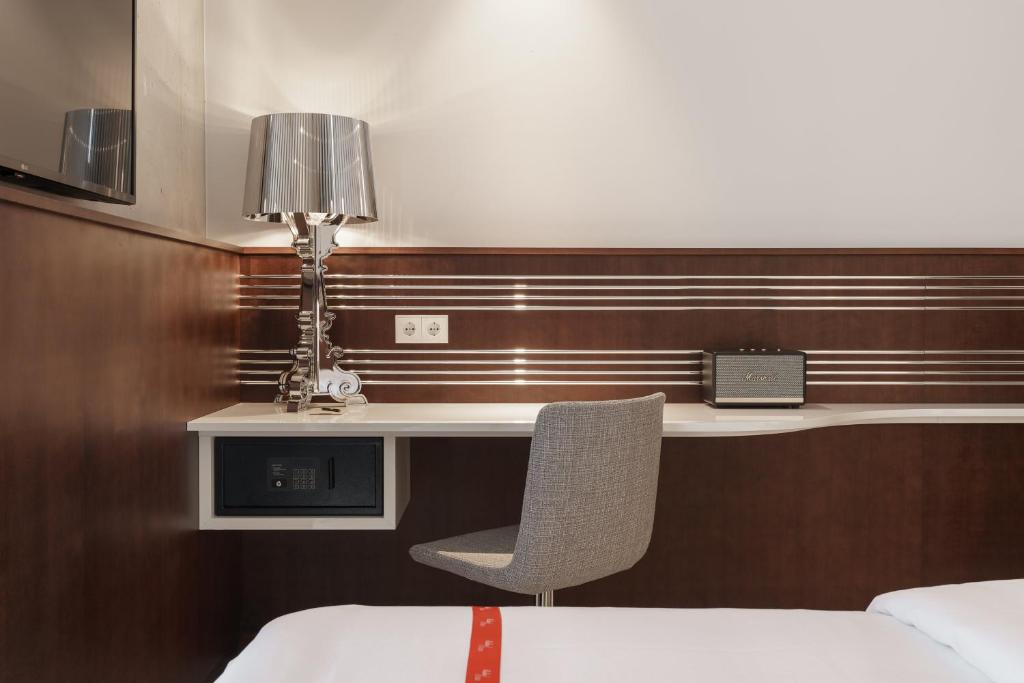 Postel nebo postele na pokoji v ubytování Ruby Ella Hotel Cologne