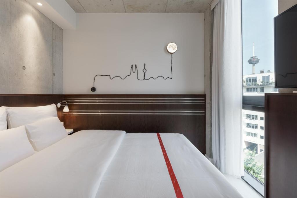 Postel nebo postele na pokoji v ubytování Ruby Ella Hotel Cologne