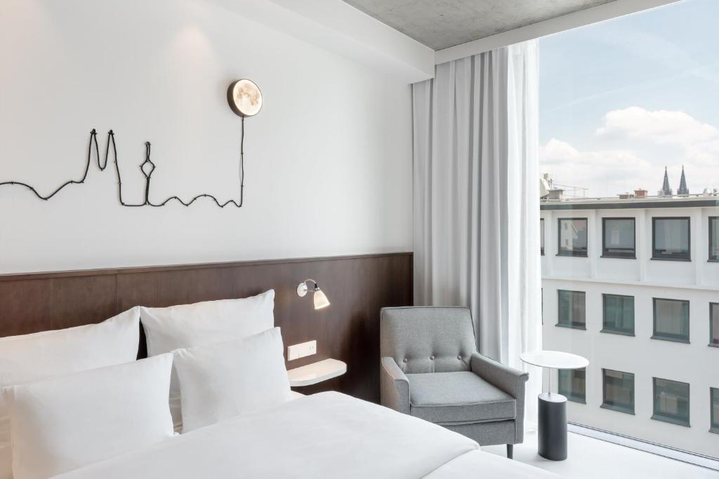 Postel nebo postele na pokoji v ubytování Ruby Ella Hotel Cologne