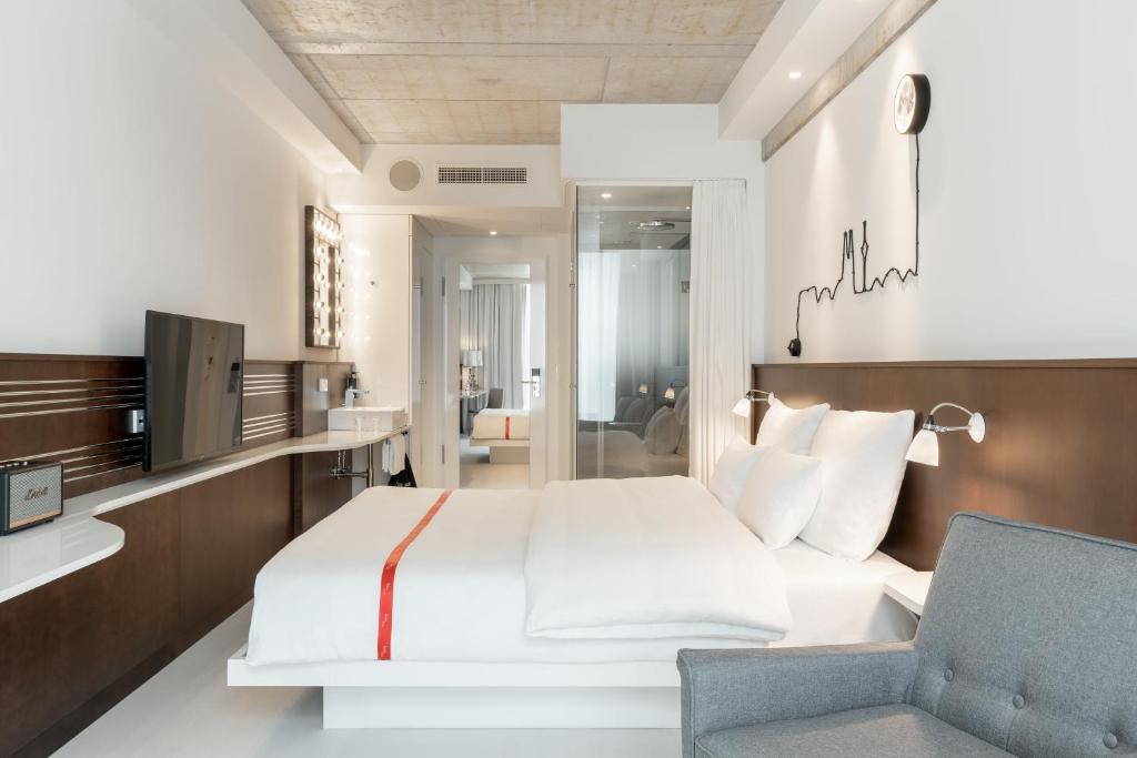 Postel nebo postele na pokoji v ubytování Ruby Ella Hotel Cologne