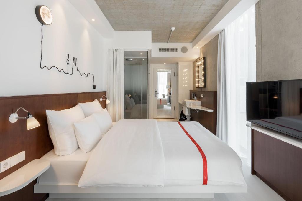 Postel nebo postele na pokoji v ubytování Ruby Ella Hotel Cologne