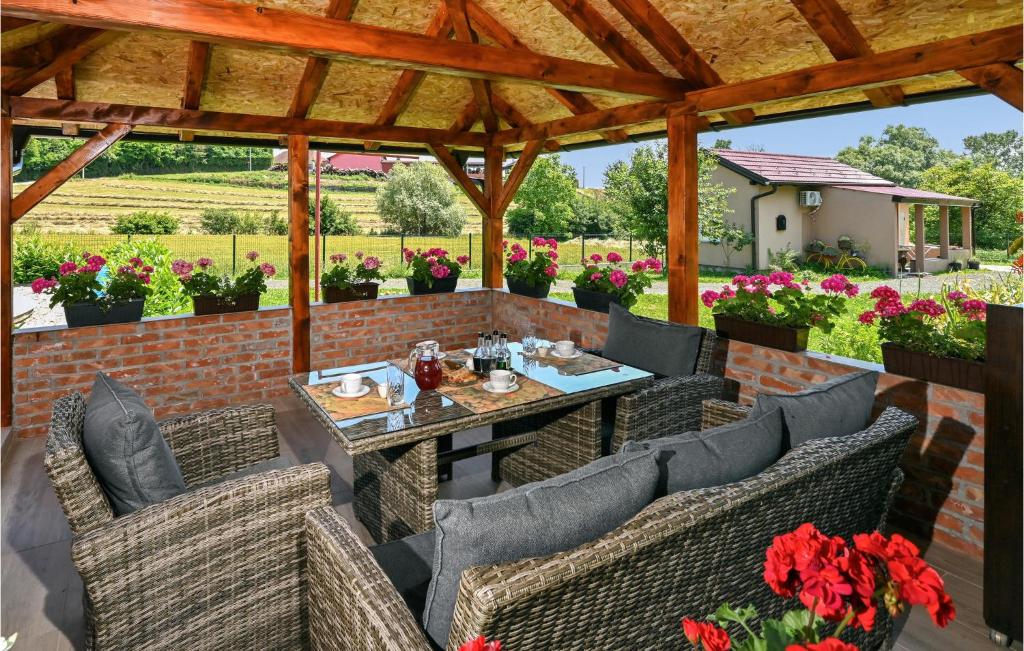 Posedenie v ubytovaní Cozy Home In Breznicki Hum