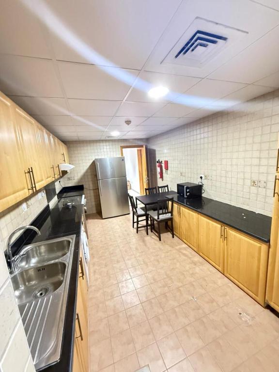 Kuchyň nebo kuchyňský kout v ubytování Backpackers heaven ! 18 beds in a 2 bedroom apartment in front of Union metro station Diera Dubai