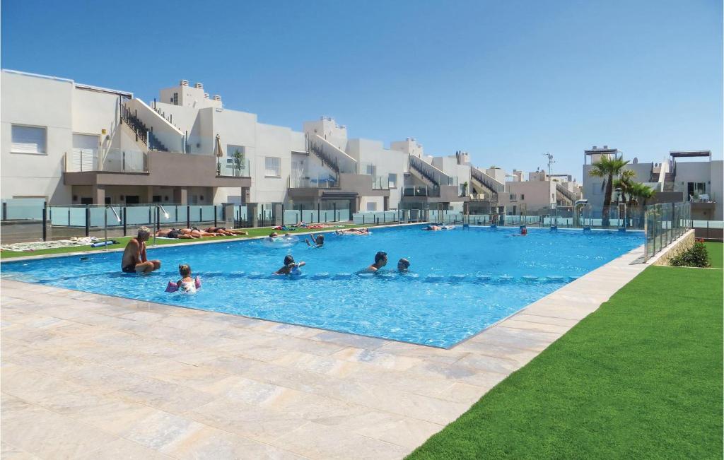 eine Gruppe von Menschen, die in einem Schwimmbecken schwimmen in der Unterkunft 2 Bedroom Cozy Apartment In Torrevieja in Torrevieja