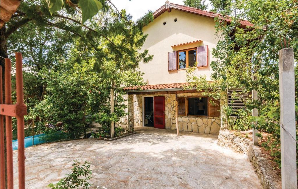 een afbeelding van een huis met een oprit bij Two-Bedroom Apartment In Krusevo in Kruševo