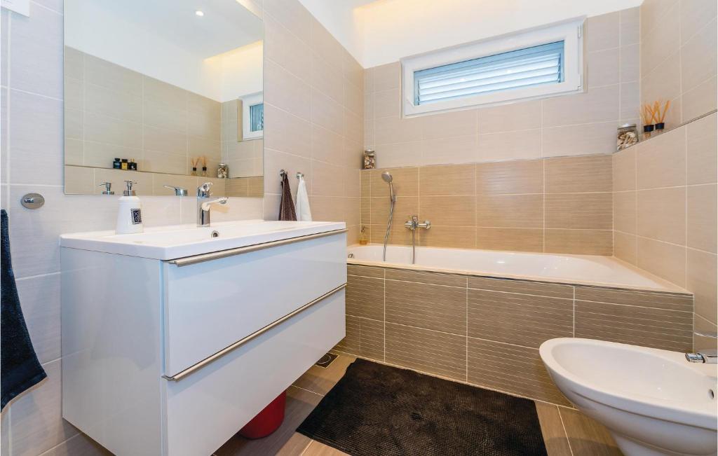 Kúpeľňa v ubytovaní Two-Bedroom Apartment In Murter