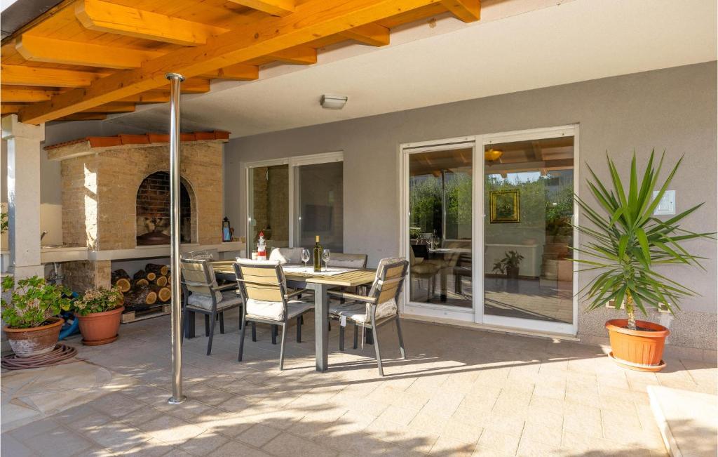 Patio nebo venkovní prostory v ubytování Two-Bedroom Apartment In Podstrana