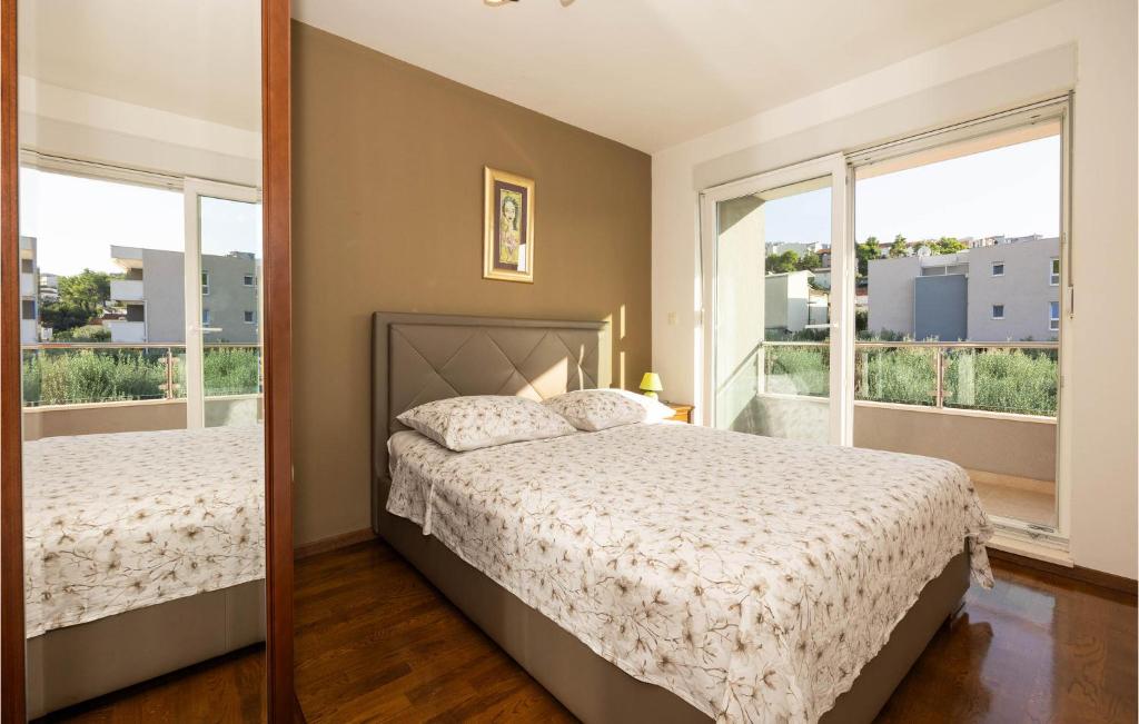 Postel nebo postele na pokoji v ubytování Two-Bedroom Apartment In Podstrana