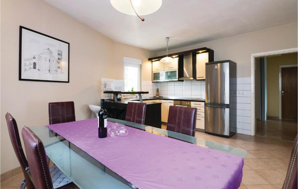 Kuchyňa alebo kuchynka v ubytovaní Two-Bedroom Holiday Home In Krusevo