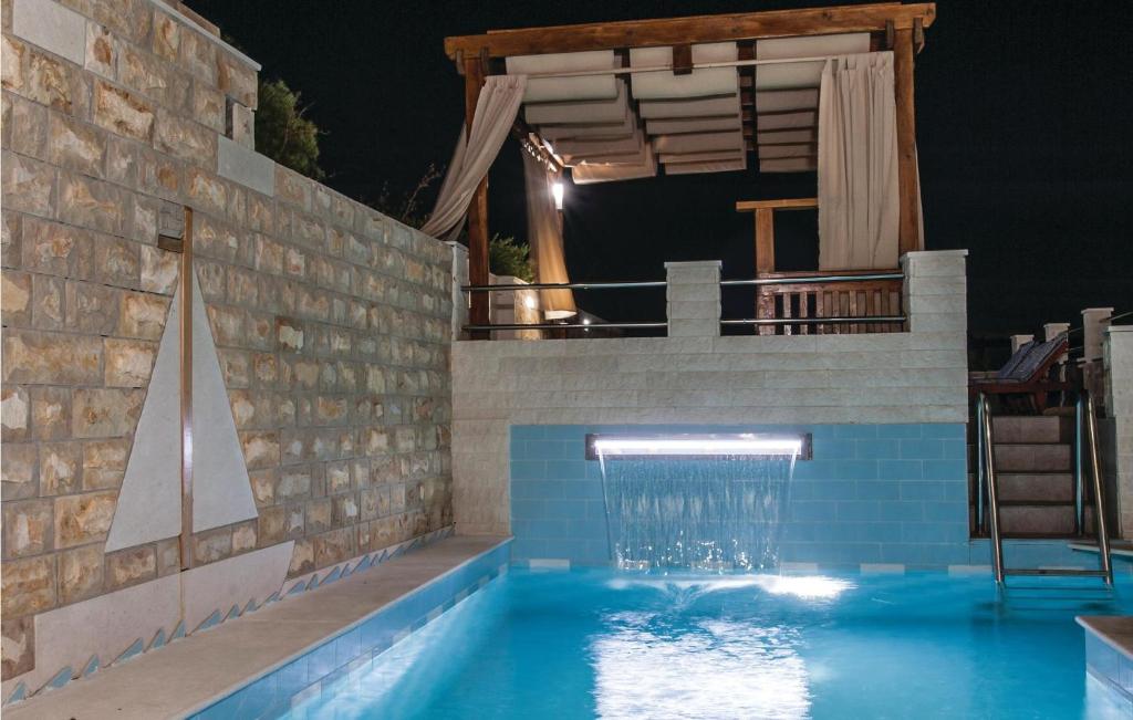 Bazén v ubytovaní Six-Bedroom Holiday Home In Sevid alebo v jeho blízkosti