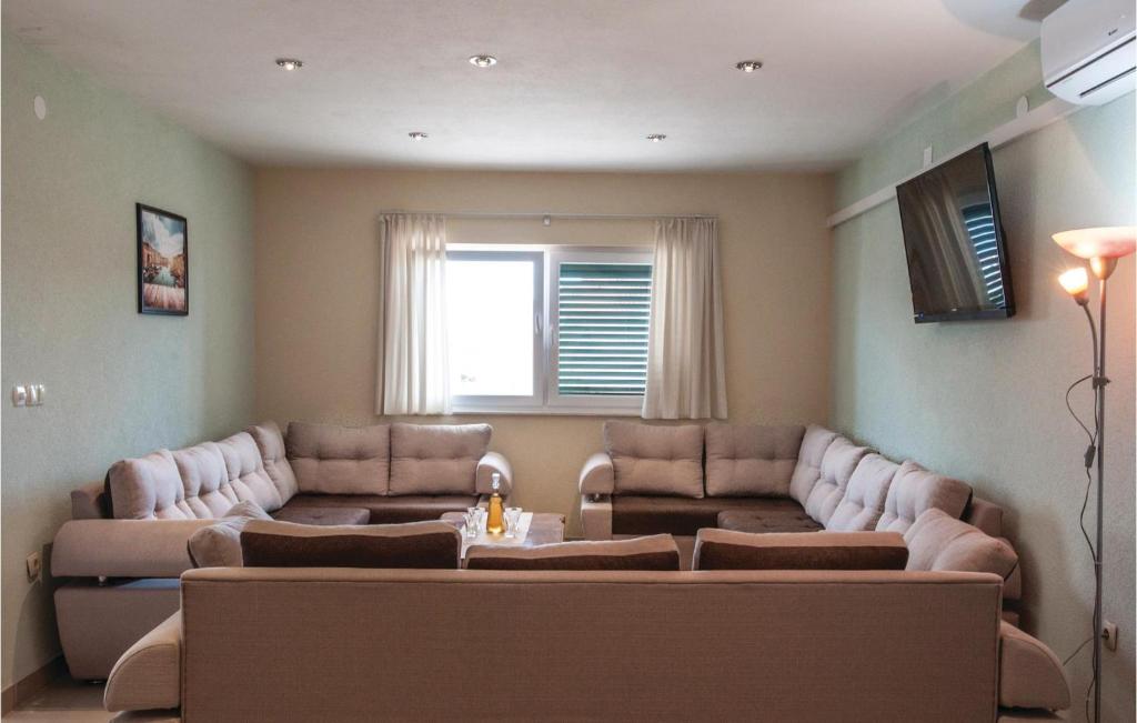 Posedenie v ubytovaní Six-Bedroom Holiday Home In Sevid