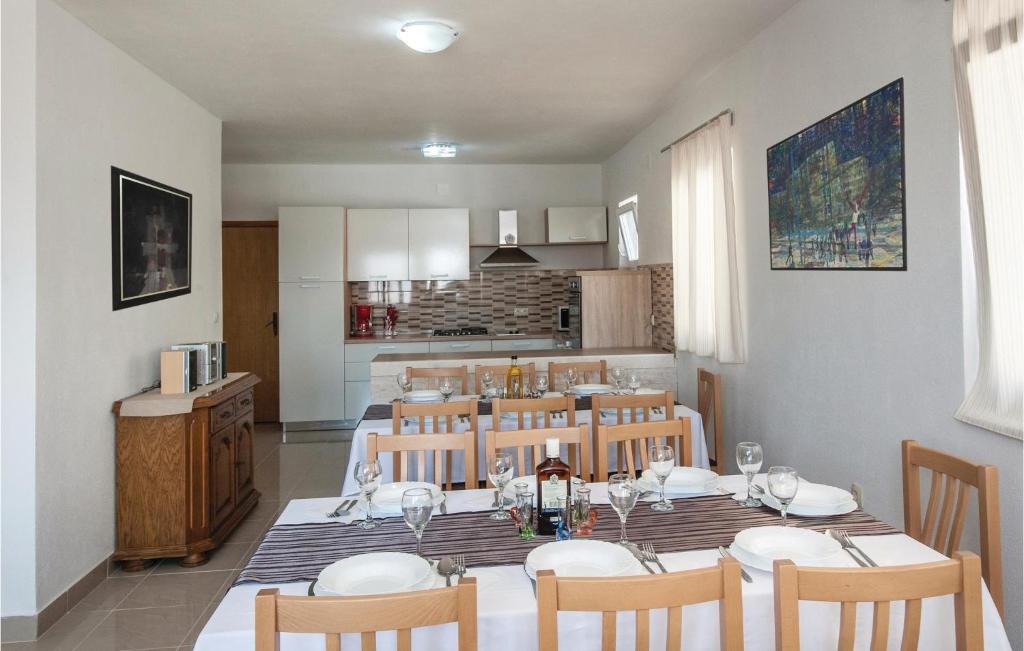 Kuchyňa alebo kuchynka v ubytovaní Six-Bedroom Holiday Home In Sevid