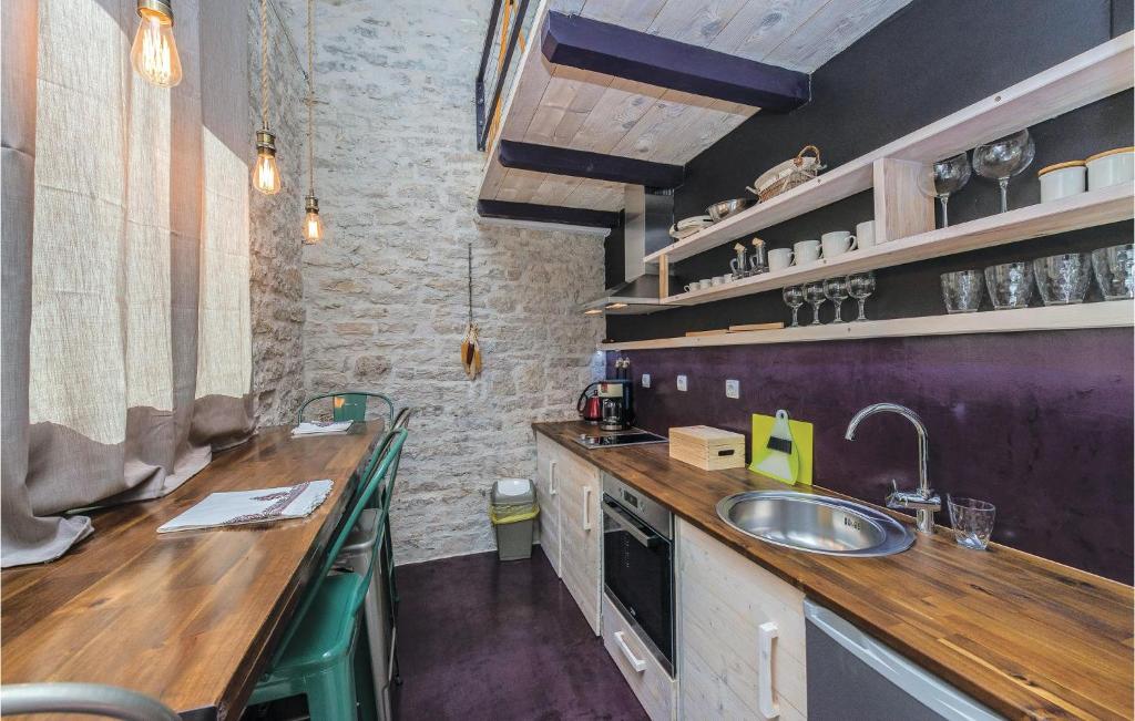 Kuchyňa alebo kuchynka v ubytovaní Two-Bedroom Holiday Home In Pridraga