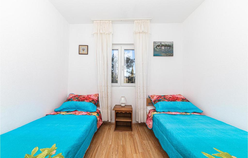 Posteľ alebo postele v izbe v ubytovaní Gorgeous Home In Kastel Kambelovac